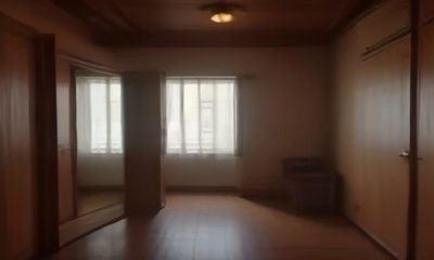 桃色都用户晚风Mia的生活美学场景，温暖桃色调卧室一角，展现桃色都对日常生活美化的真实影响